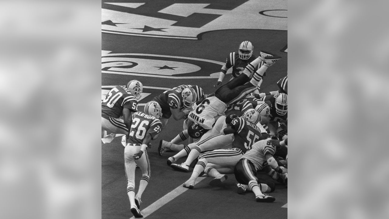 Chicago Bears' Richard Dent carries the Super Bowl Trophy as the 1985  Bears' championship team is honored duing half time of an NFL football game  between the Chicago Bears and the Washington