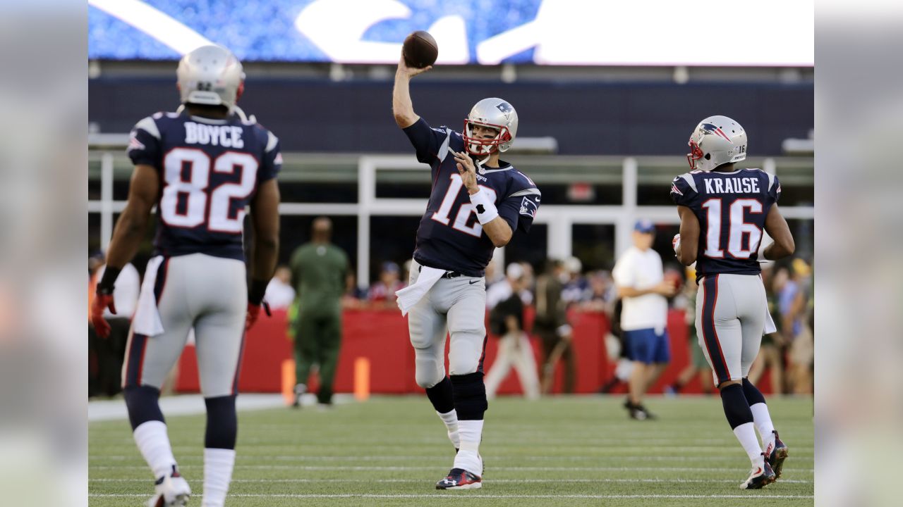 New England Patriots quarterback Mac Jones plays against the Chicago Bears  during the first half of an NFL football game, Monday, Oct. 24, 2022, in  Foxborough, Mass. (AP Photo/Michael Dwyer Stock Photo 