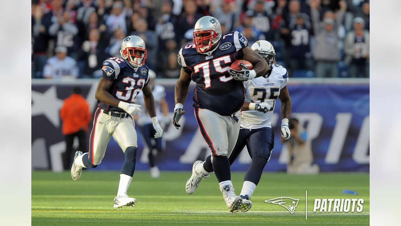 Texans swap jerseys at practice and Jadeveon Clowney looks comically small  in Vince Wilfork's