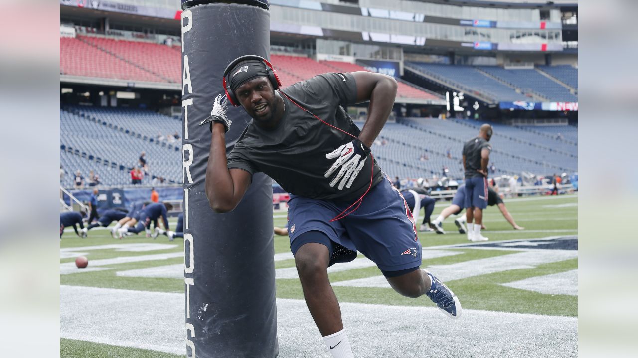 Oakland Raiders running back Darren McFadden (20) makes a catch as he warms  up before an NFL game against the New England Patriots at Gillette Stadium  in Foxborough, Mass. on Sunday, Sept.