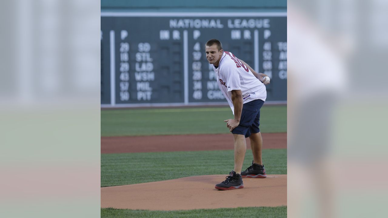 Video: Tom Brady throws out first pitch at Boston Red Sox's home