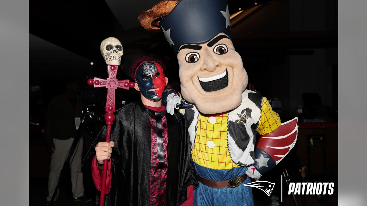 Photos Patriots Players Dress Up For Children S Halloween Party