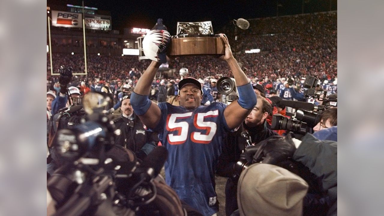 WILLIE MCGINEST OF THE NEW ENGLAND PATRIOTS DURING THE 39-35 LOSS TO  News Photo - Getty Images