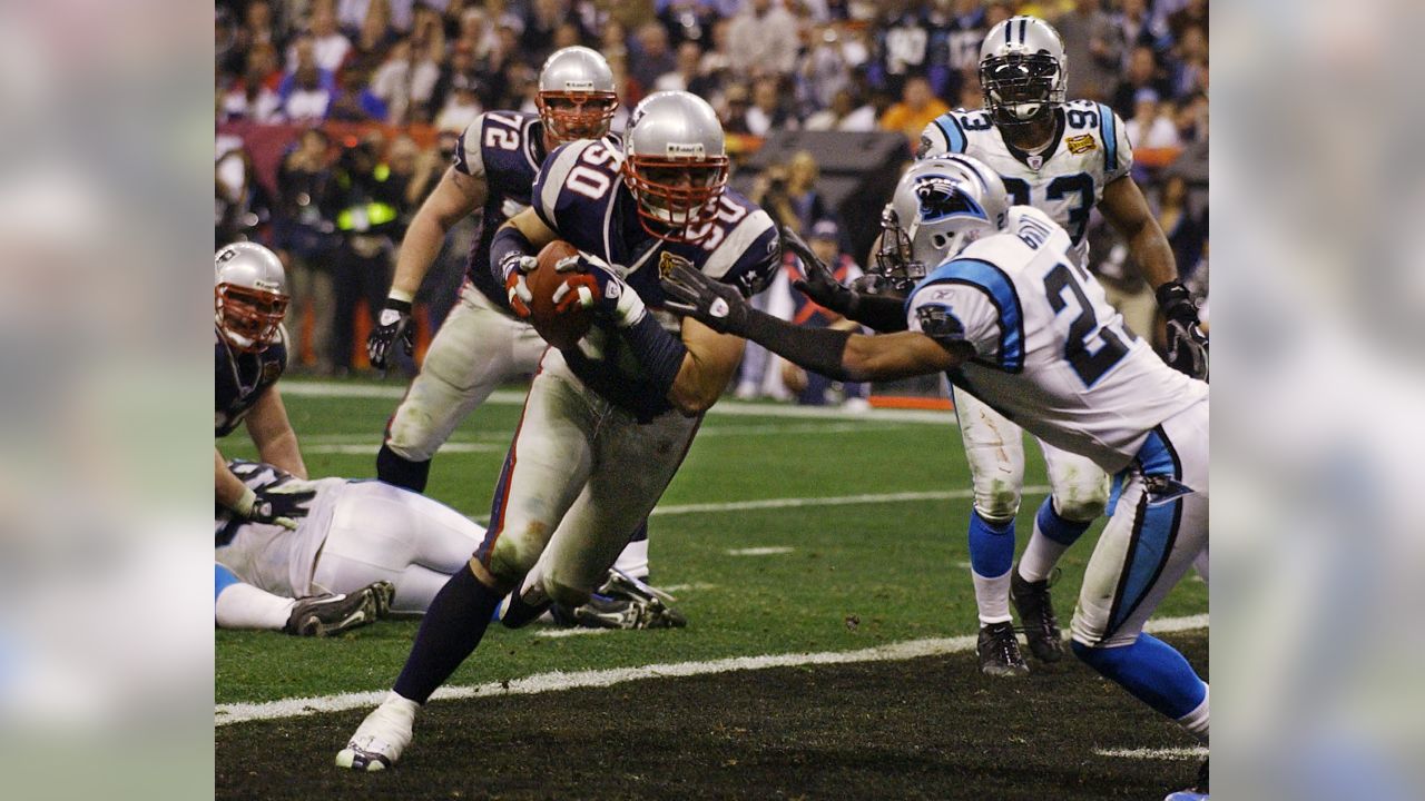 Mike Vrabel New England Patriots Unsigned Super Bowl XXXVIII Touchdown  Photograph