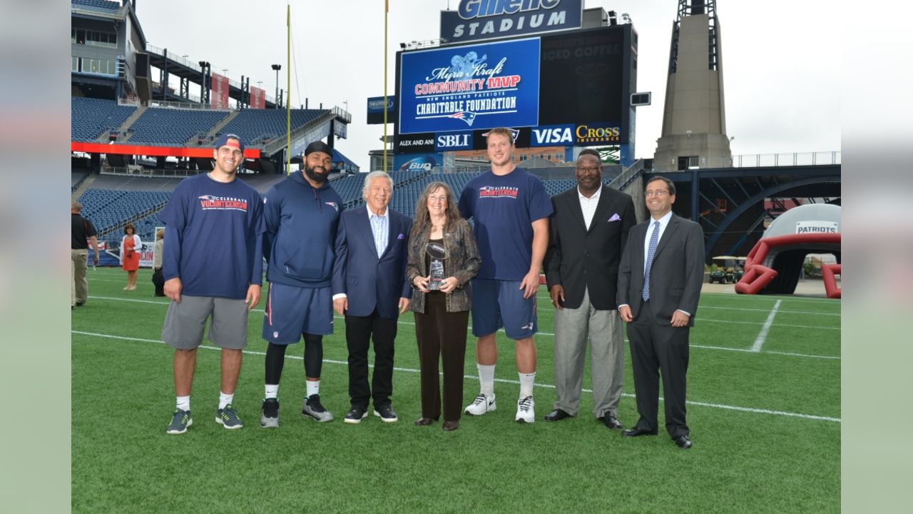 Robert Kraft honors Tom Brady's cancer-conquering mom with her own