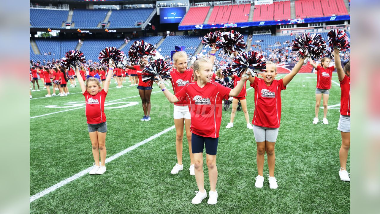 DVIDS - Images - Patriots Cheerleaders Support Troops in Qatar