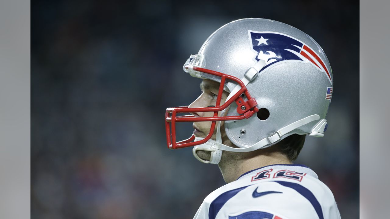 MIAMI GARDENS, FL - September 11: A Miami Dolphins helmet rests on the  sidelines during the game between the New England Patriots and the Miami  Dolphins, on Sunday, September 11, 2022 at