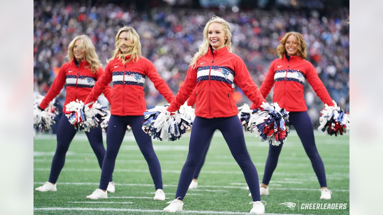 \ud83d\udcf8 | Houston Texans Cheerleaders Alumni featured during halftime