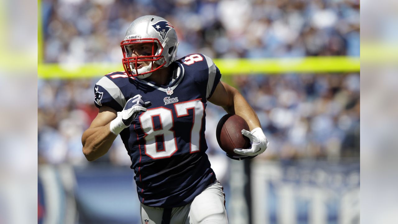 Watch: Tom Brady Annihilate Tennessee Titans With 5 TDs in 10 Minutes  Brandishing the Patriots Red Jersey to the NFL - EssentiallySports