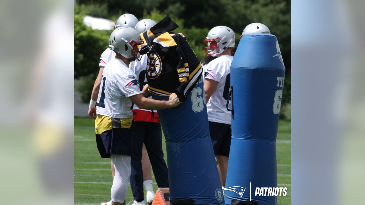 Julian Edelman shows up to final minicamp session in Bruins jersey