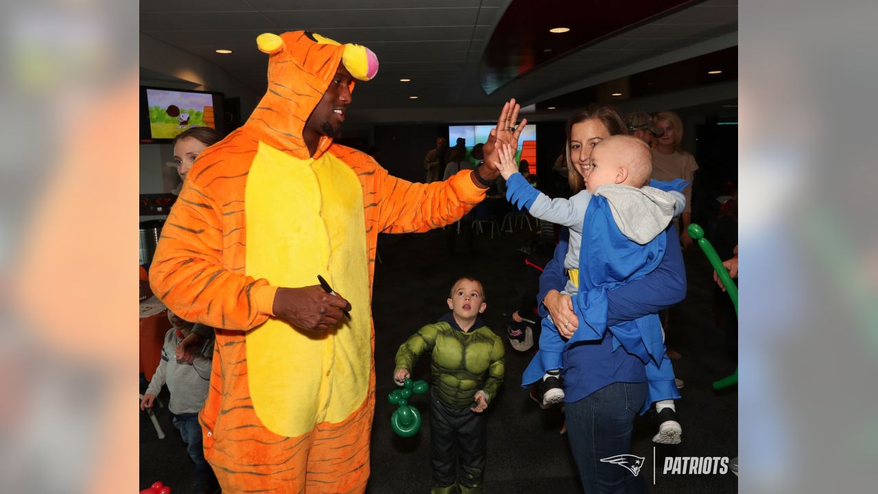 Patriots Dress Up As Disney Characters At Halloween Party For Pediatric Cancer Patients