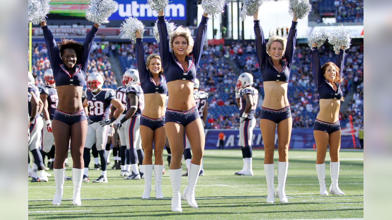 St. Maarten welcomes Patriots cheerleaders