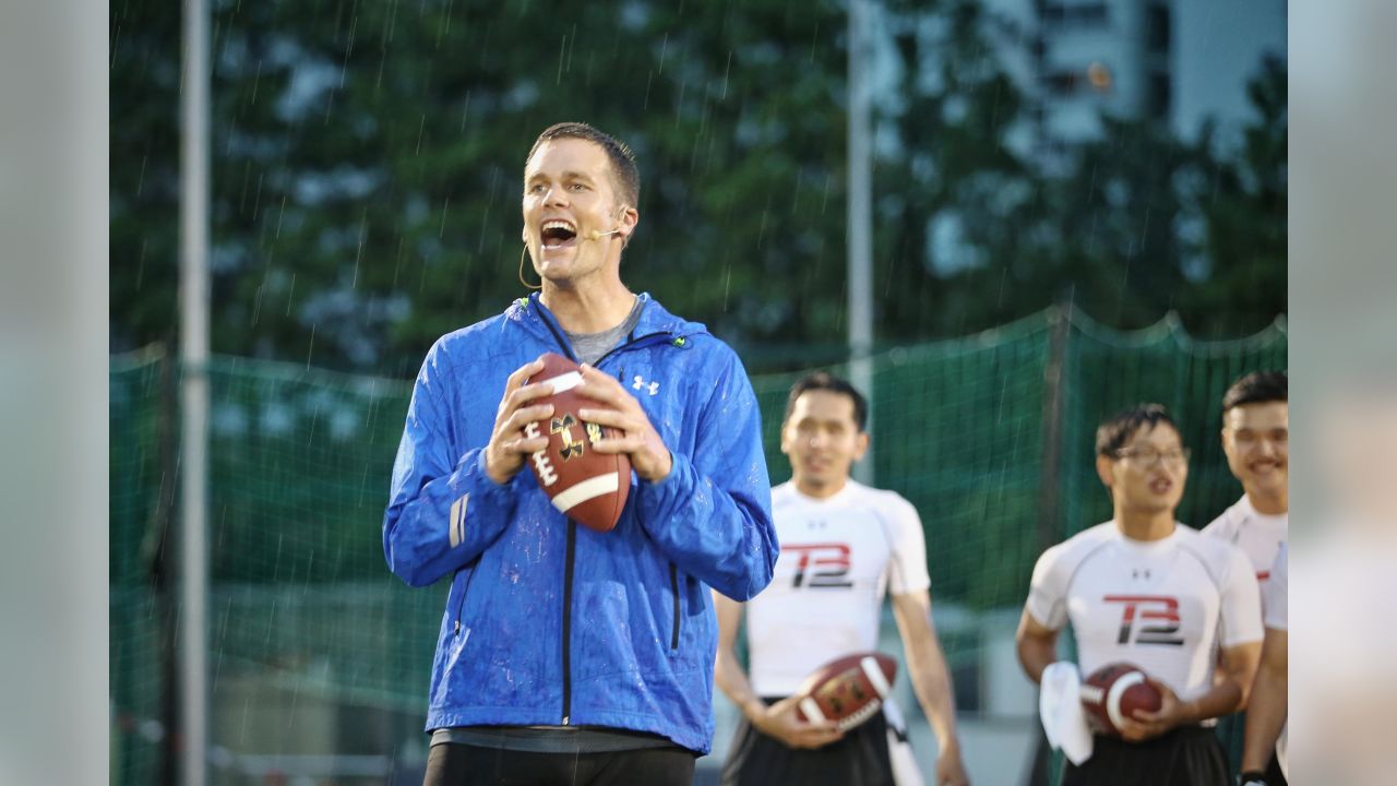 Tom Brady, UNDER ARMOUR, June 21, 2017, Tokyo, Japan : New England Patriots  quarterback Tom Brady gives instructions to young players during a football  clinic in Tokyo, Japan on June 21, 2017.