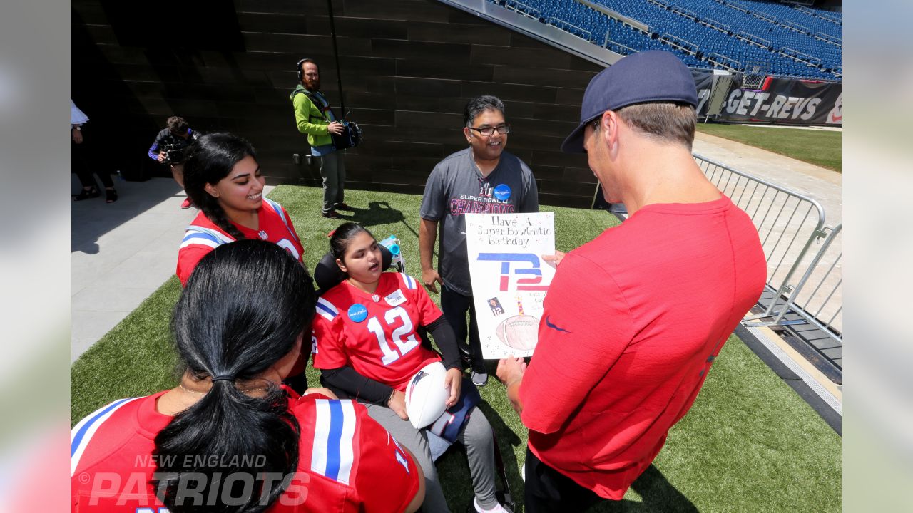 Tom Brady shares Make-A-Wish day with young Patriots fans