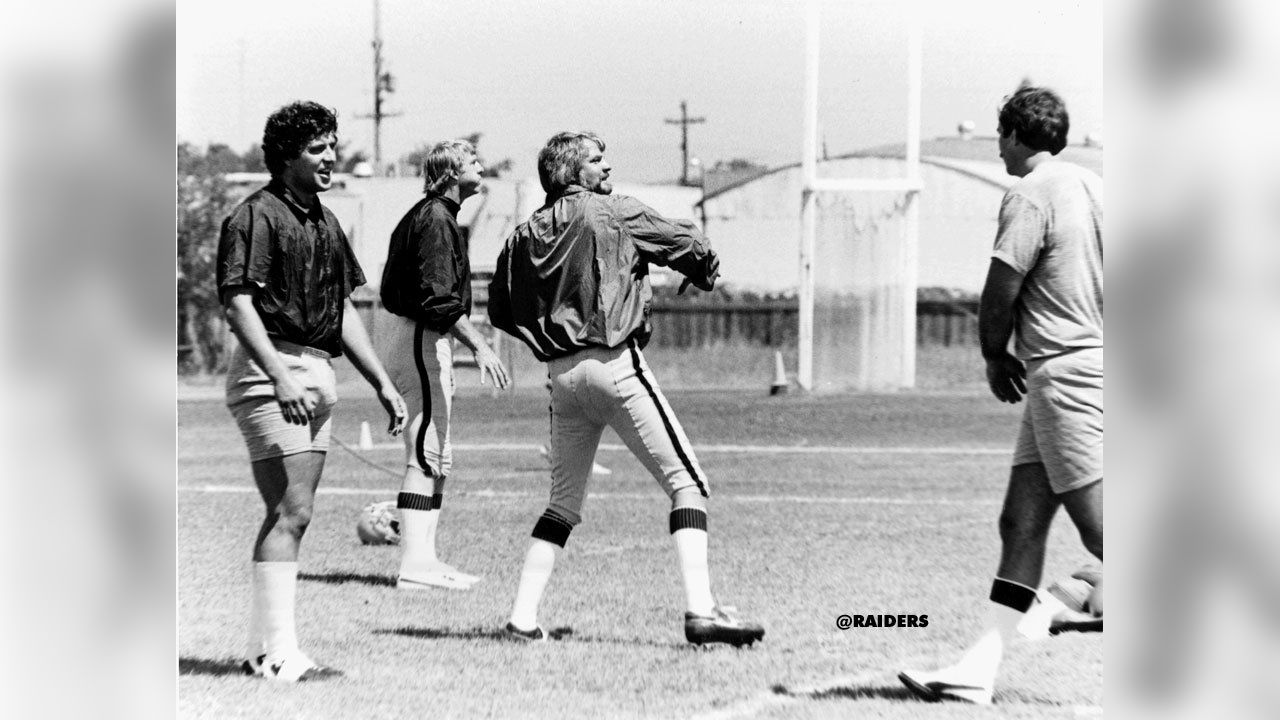 Tom's Old Days on X: “Old Days”,Raiders QB Ken Stabler and Coach John  Madden talk things over during their 1976 AFC Championship victory over the  Steelers in Oakland.#NFL #Oakland #Raiders #PittsburghSteelers #1970s