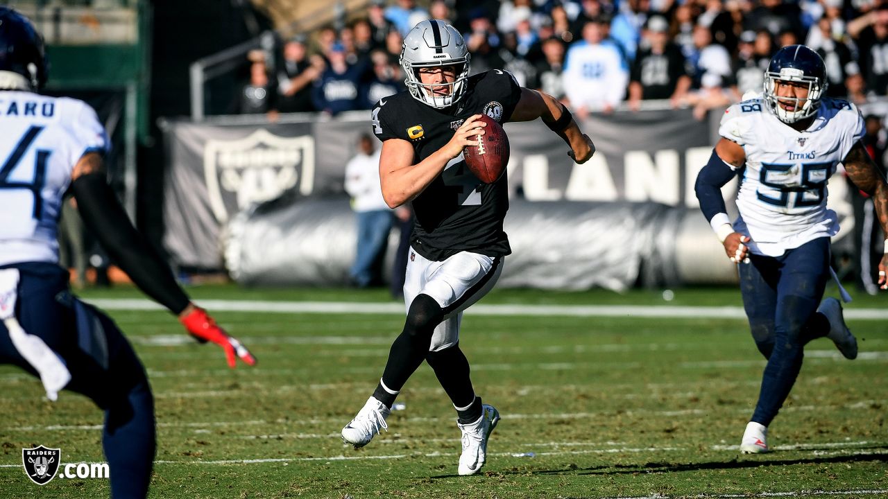 Derek Carr posts footage of desert workouts with his receivers