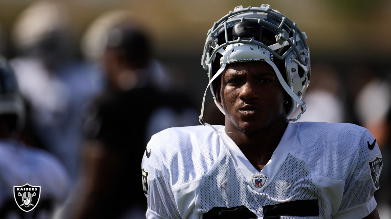 Running back Zamir White of the Las Vegas Raiders runs for first down  News Photo - Getty Images