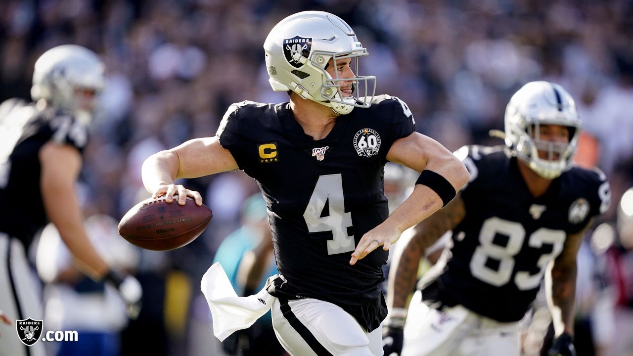 Derek Carr posts footage of desert workouts with his receivers