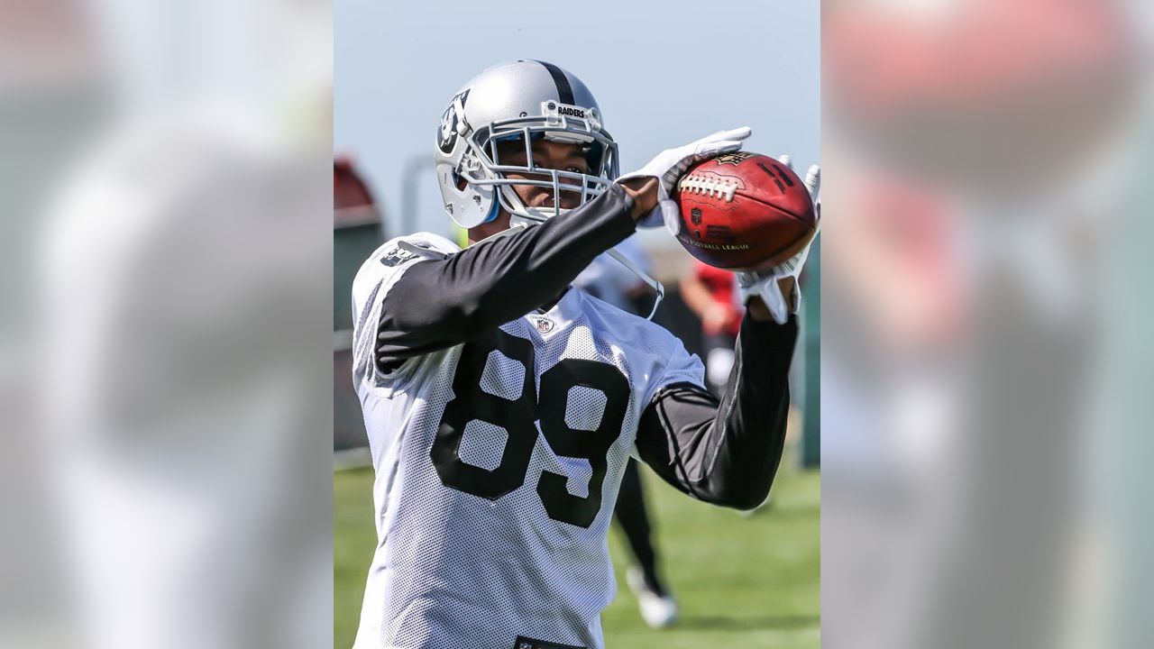 Oakland Raiders wide receiver Amari Cooper (89) warms up before an