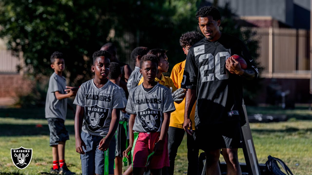 Las Vegas Raiders players lead elementary school students at