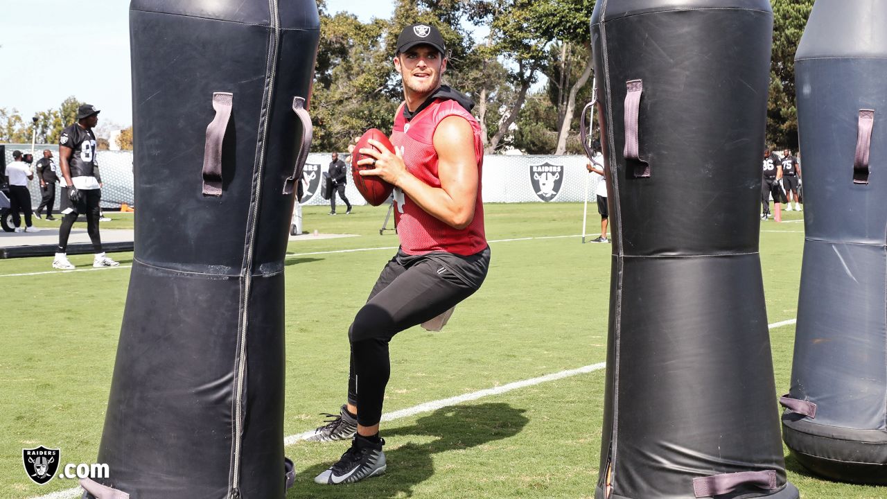 Raiders' Derek Carr mannequin gets no love from London NFL shop