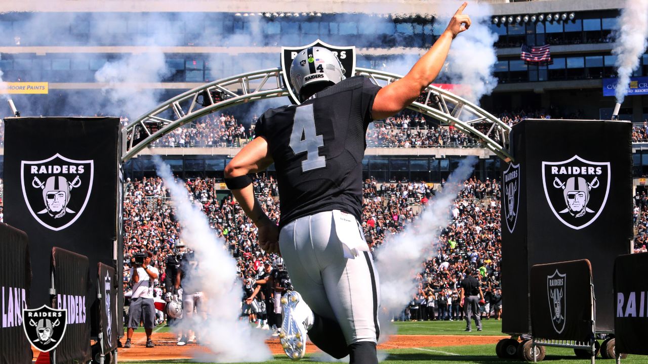 Raiders sign QB Derek Carr to multi-year extension