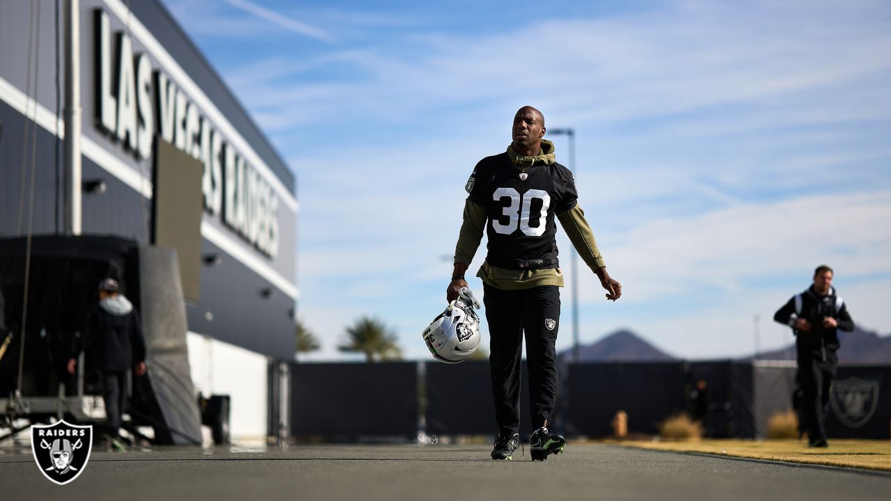 LAS VEGAS RAIDERS NATE HOBBS #39 SIGNED AUTO 8X10 PHOTO POSE 5 FUTURE ALL  PRO