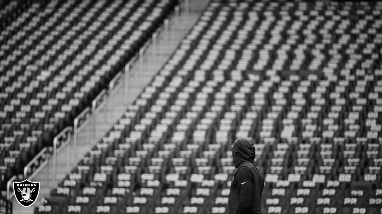 Photograph : Raiders Warm Up Before Game Against Patriots 