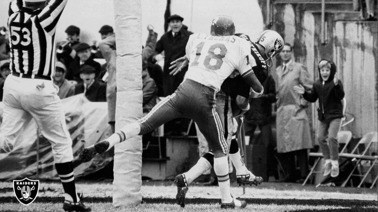 Circa 1970's: Fred Biletnikoff of the Oakland Raiders applying stickum  liberally to his foreram as well as other parts of his uniform as you can  see by the locations of grass stuck