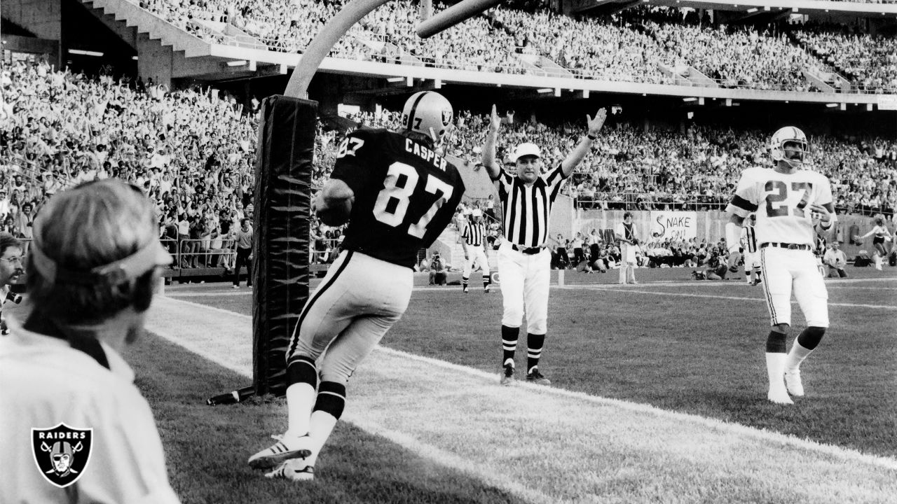 Hall of Fame tight end Dave Casper of the Houston Oilers during a