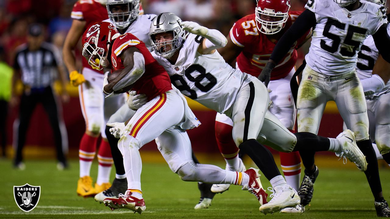 Saturday, November 6, 2022; Jacksonville, FL USA; Las Vegas Raiders  defensive end Maxx Crosby (98) on the line of scrimmage during an NFL game  agains Stock Photo - Alamy