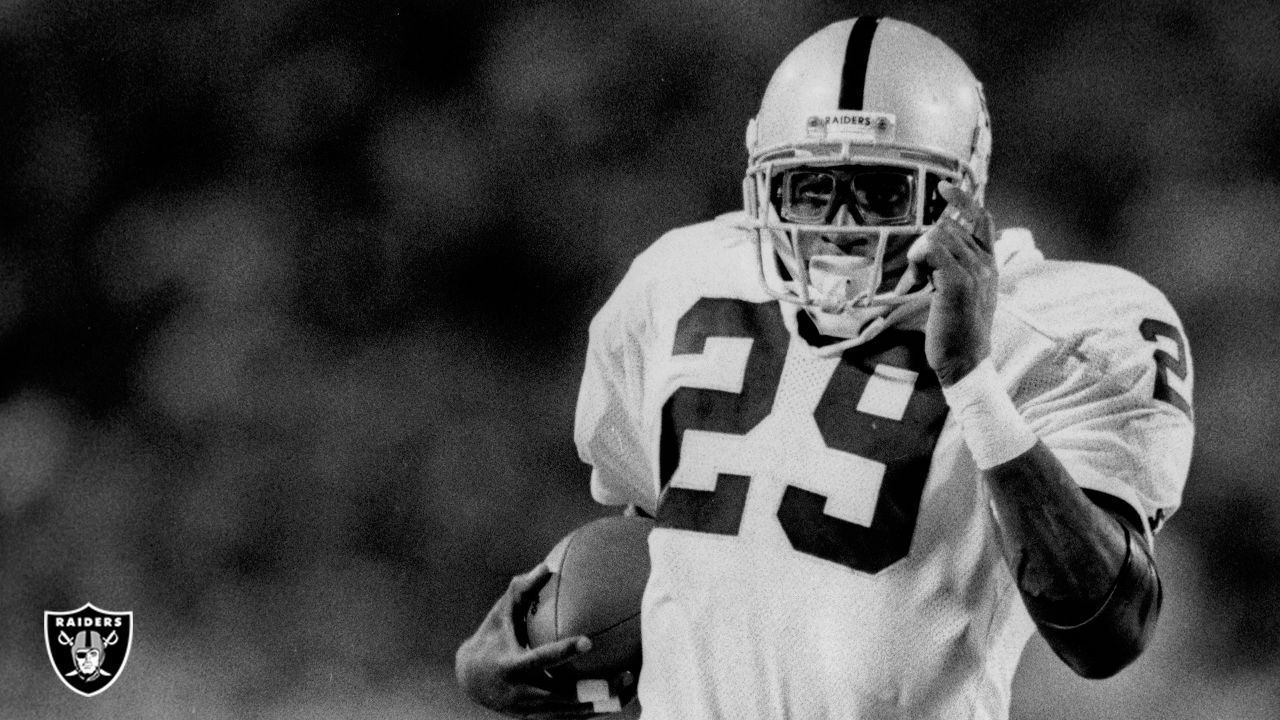 On This Date in Raiders History: Eric Dickerson inducted into the Hall of  Fame