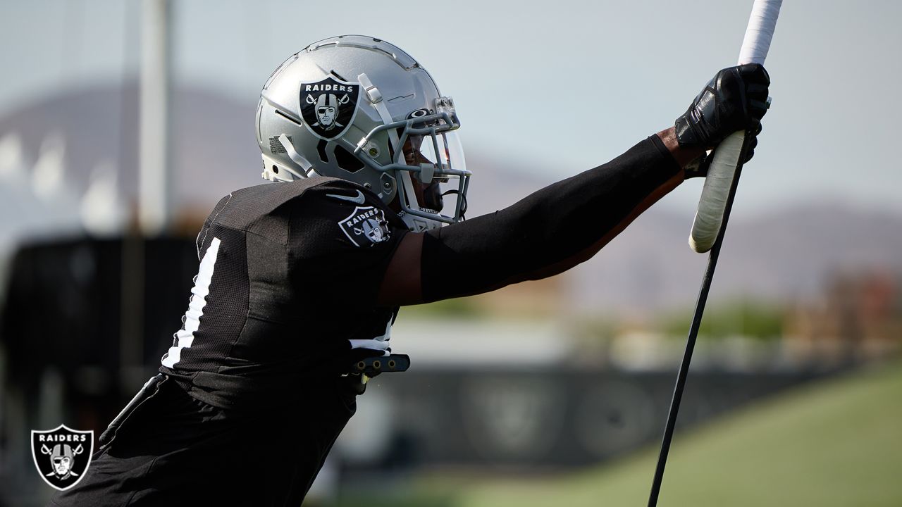 Las Vegas Raiders tight end Nick Bowers (82) plays during an NFL preseason  football game against the Minnesota Vikings on Aug. 14, 2022, in Las Vegas.  (AP Photo/Denis Poroy Stock Photo - Alamy