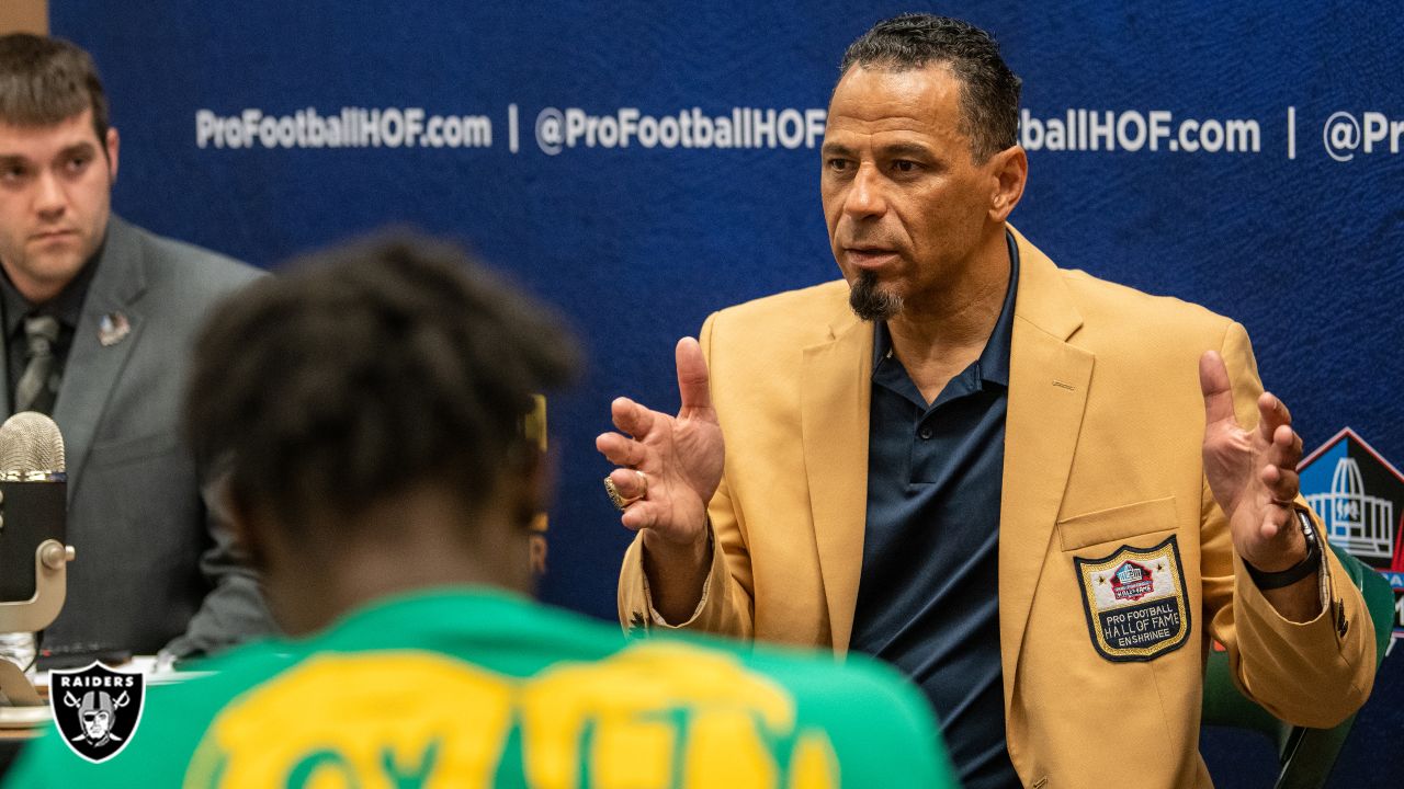 Rod Woodson talks with youth about life and football