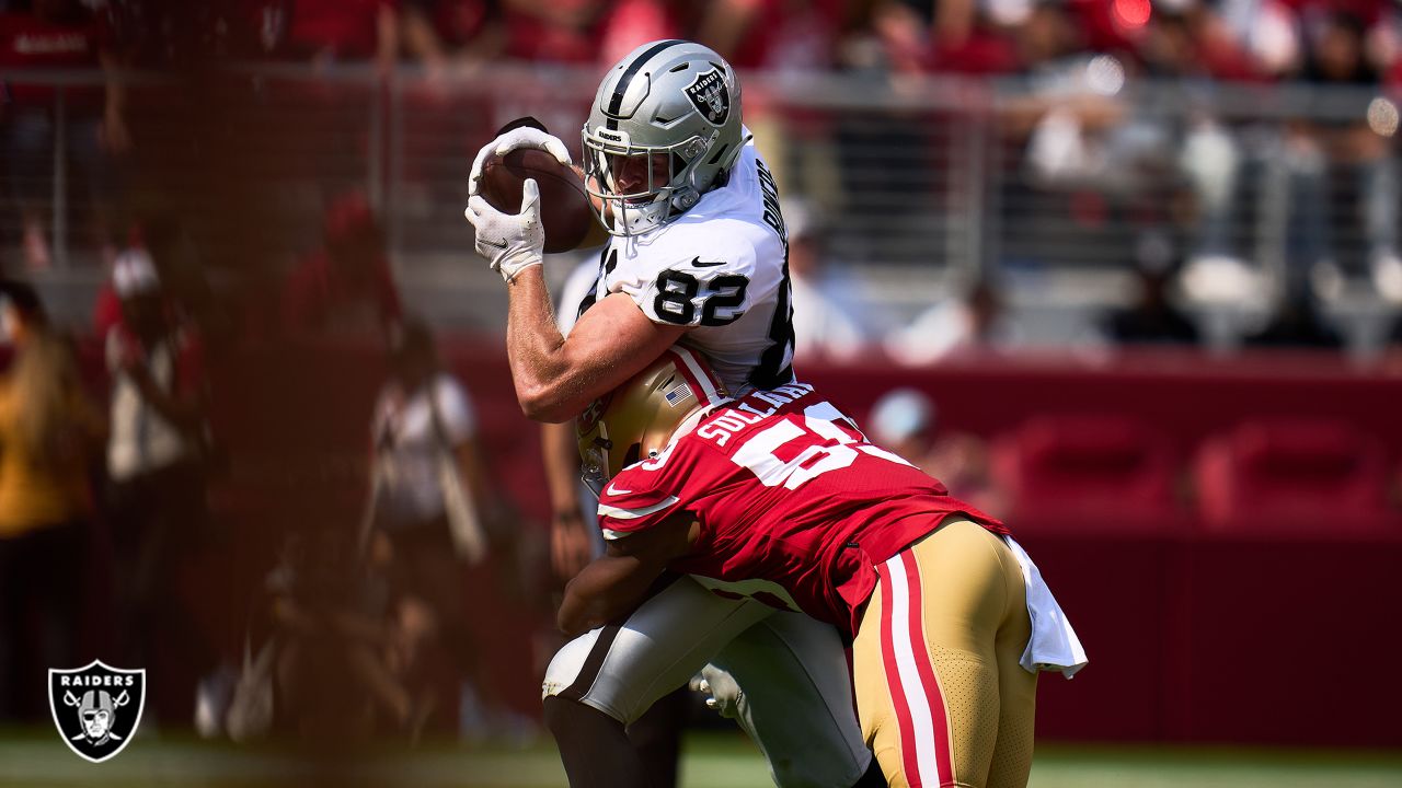 Las Vegas Raiders tight end Nick Bowers (82) plays during an NFL preseason  football game against the Minnesota Vikings on Aug. 14, 2022, in Las Vegas.  (AP Photo/Denis Poroy Stock Photo - Alamy