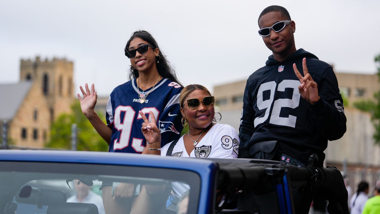 Fans enjoy Hall of Fame grand parade