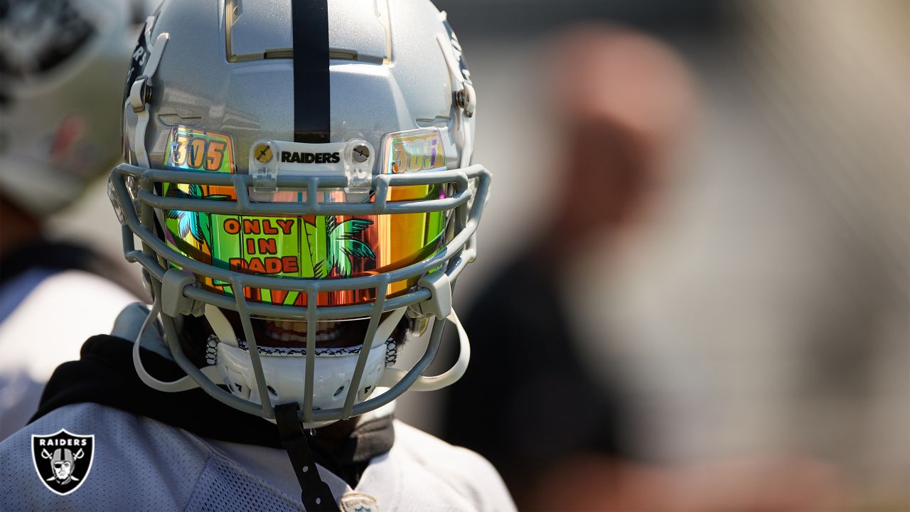 Las Vegas Raiders linebacker Denzel Perryman (52) warms up before