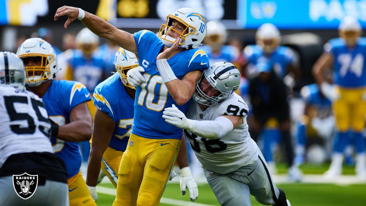 Saturday, November 6, 2022; Jacksonville, FL USA; Las Vegas Raiders  defensive end Maxx Crosby (98) on the line of scrimmage during an NFL game  agains Stock Photo - Alamy