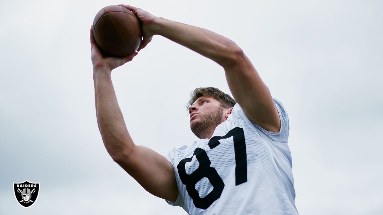 Las Vegas Raiders tight end Foster Moreau (87) against the Denver