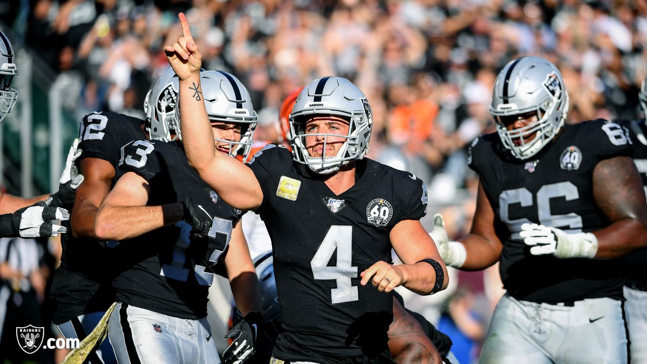 Derek Carr throws 3 touchdown passes as Raiders open Allegiant