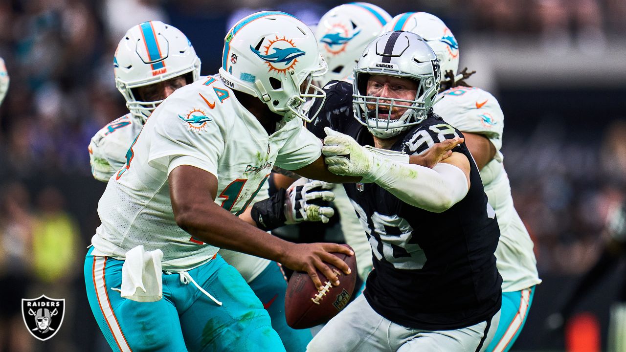 Las Vegas Raiders defensive end Maxx Crosby (98) looks on during an NFL  football practice Tuesday, June 15, 2021, in Henderson, Nev. (AP Photo/John  Locher Stock Photo - Alamy