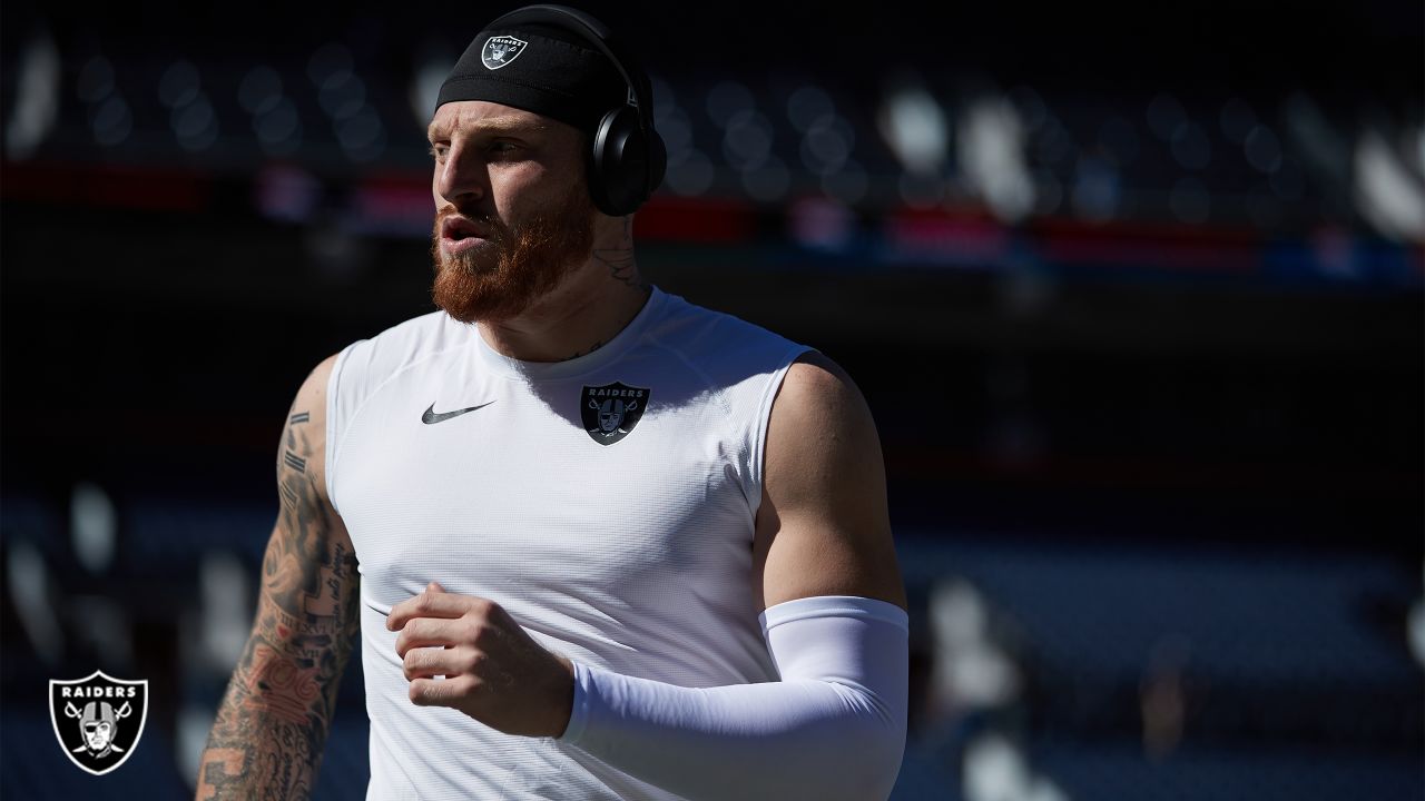 Las Vegas Raiders defensive end Maxx Crosby (98) warms up before