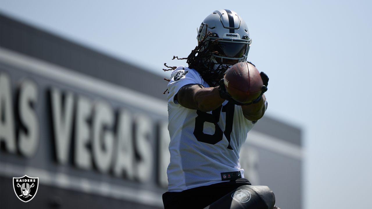 Broken arm healed, Divine Deablo ready to lead Raiders' defense - ESPN -  Las Vegas Raiders Blog- ESPN