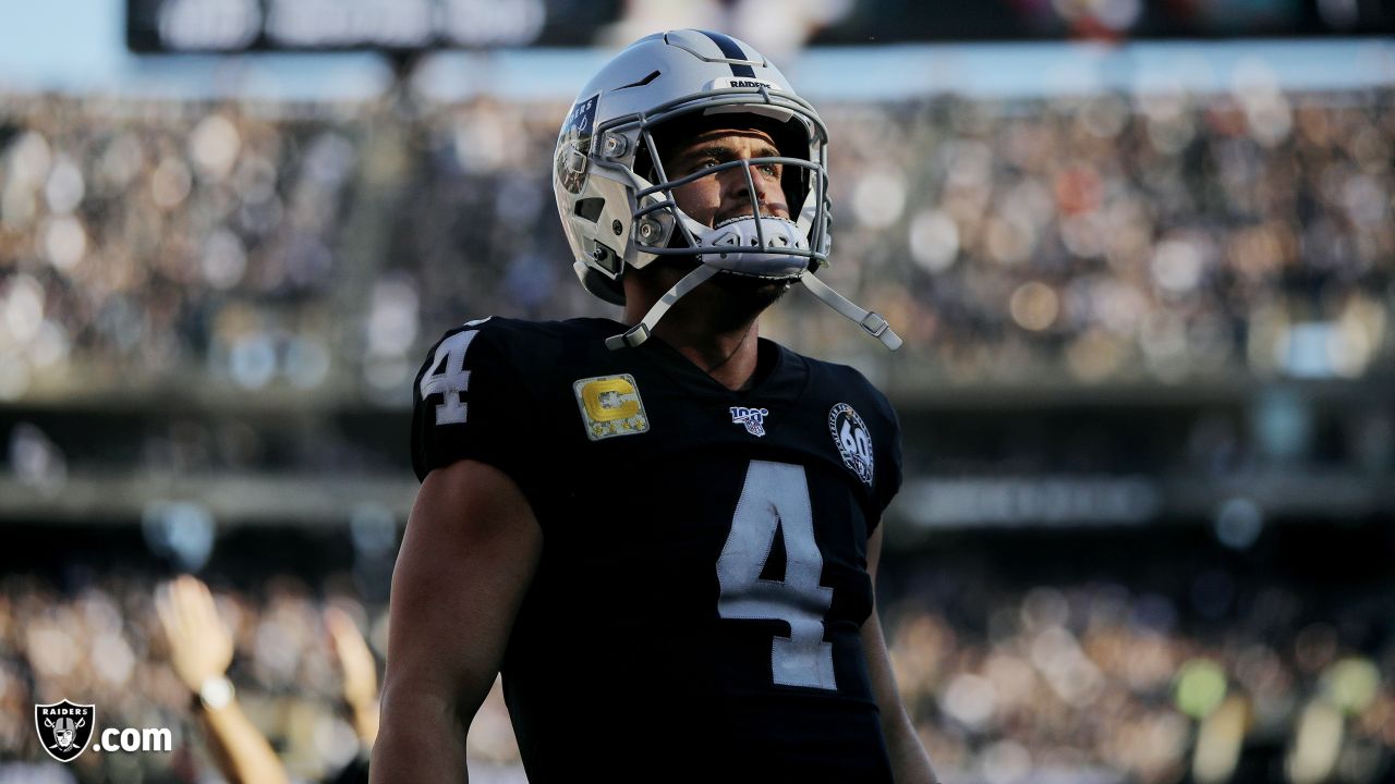 Derek Carr posts footage of desert workouts with his receivers