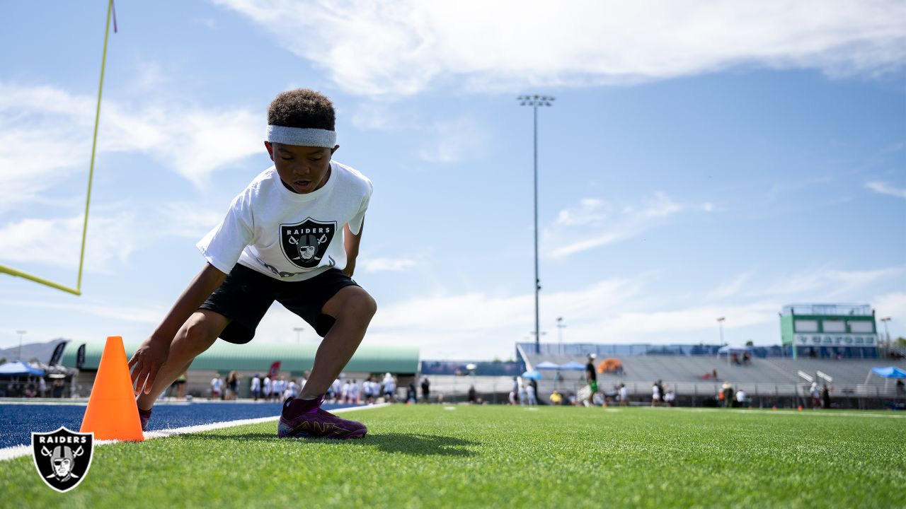 NFL players holding free youth football camps 