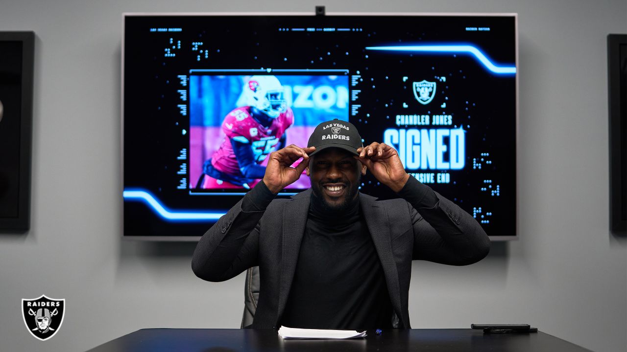 Las Vegas Raiders Sign Chandler Jones