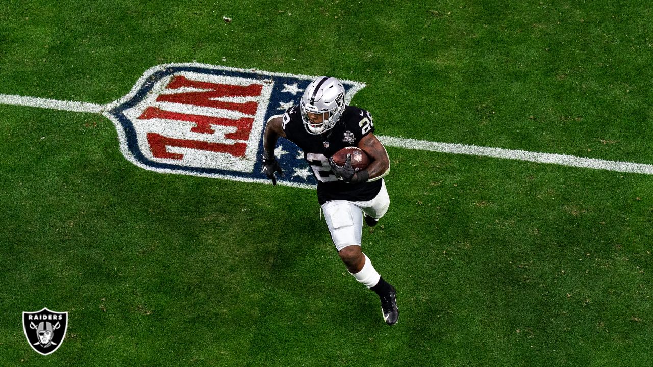 Running back Josh Jacobs of the Las Vegas Raiders wears Grinch-themed  News Photo - Getty Images