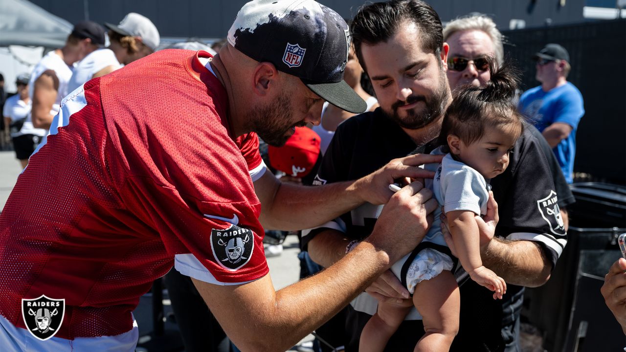 Oakland Raiders fans tailgate in rain at their team's likely last