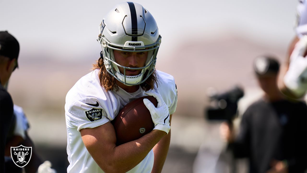 Pittsbugh, United States. 19th Sep, 2021. Las Vegas Raiders tight end  Foster Moreau (87) celebrates his nine yard touchdown with Las Vegas Raiders  tight end Darren Waller (83) during the third quarter