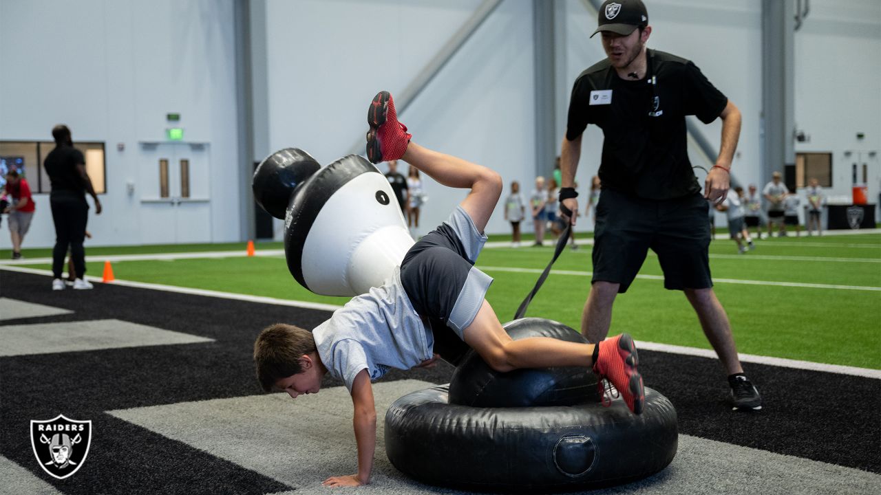 Raiders star Maxx Crosby joins Fanatics 'Merch Madness' volunteer day